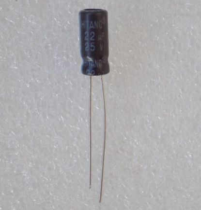 elektroliticheskij-kondensator-22uf-25v Електролітичний конденсатор 22uF 25V 105C ( 22мкФ 25В 105град , 22*25*105гр ) HITANO 5*11мм - Зображення 1