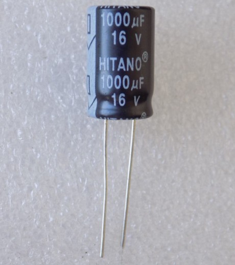 kondensator-1000uf-16v Електролітичний конденсатор 1000uF 16V 105C ( 1000мкФ 16В 105град , 1000*16*105гр ) HITANO 10*16мм - Зображення 1