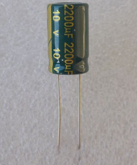 kondensator-kompyuternyj-2200uf-10v Конденсатор комп'ютерний 2200uF 10V 105C ( 2200мкФ 10В 105град , 2200*10*105гр ) 10x16мм - Зображення 1