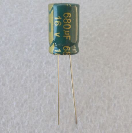 kondensator-kompyuternyj-680mf-16v Конденсатор комп'ютерний 680uF 16V 105C ( 680мкФ 16В 105град , 680*16*105гр ) 8x12мм - Зображення 1